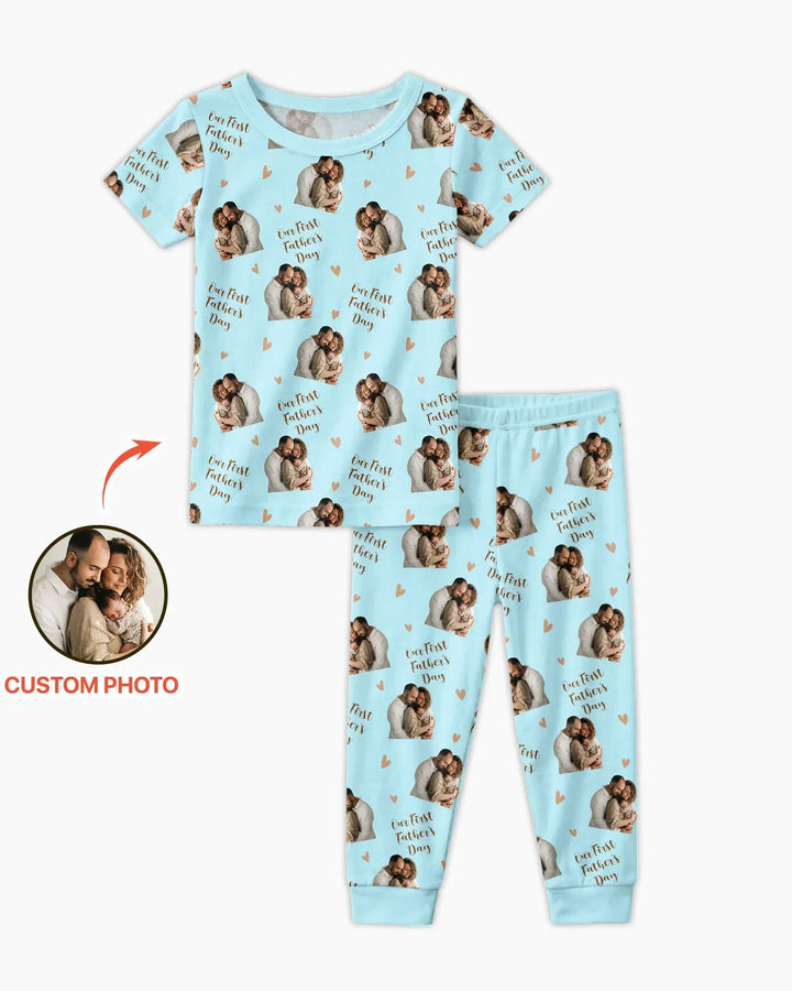 Pijama de dos piezas con foto personalizada "Our First as Parents" de bambú y manga corta
