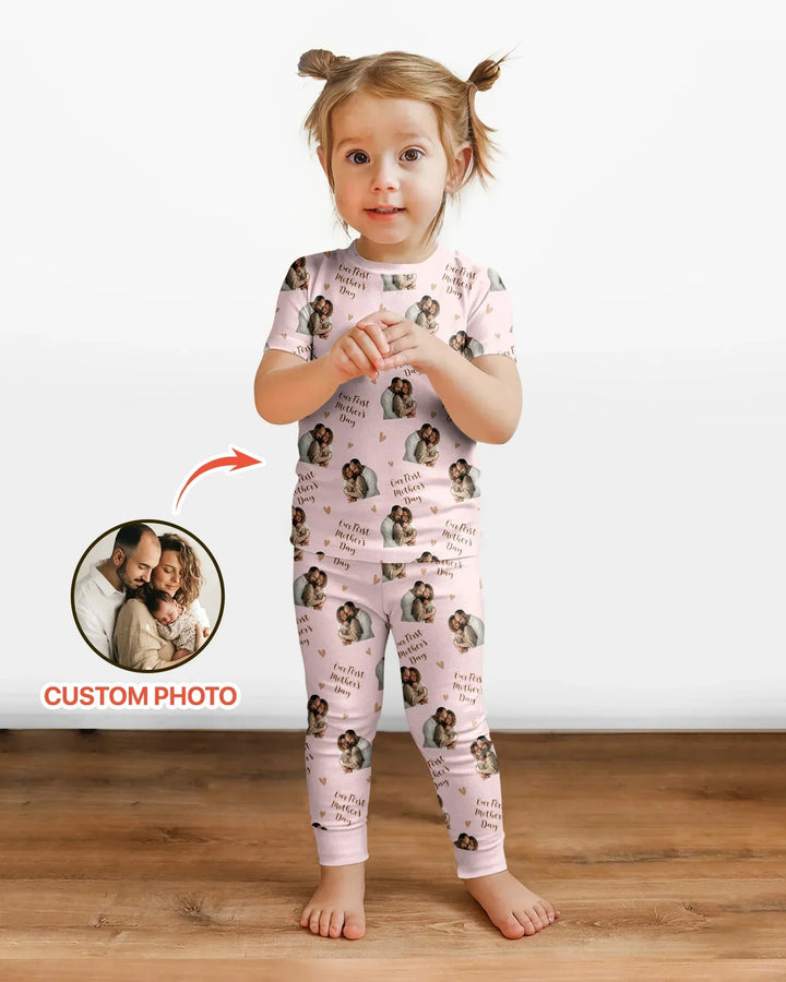 Pijama de dos piezas con foto personalizada "Our First as Parents" de bambú y manga corta