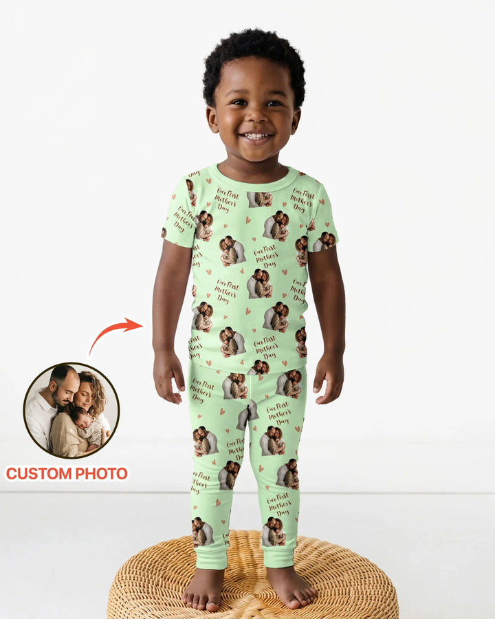 Pijama de dos piezas con foto personalizada "Our First as Parents" de bambú y manga corta