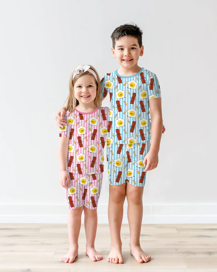Template Zweiteiliges Pyjama-Set mit kurzen Ärmeln und Shorts