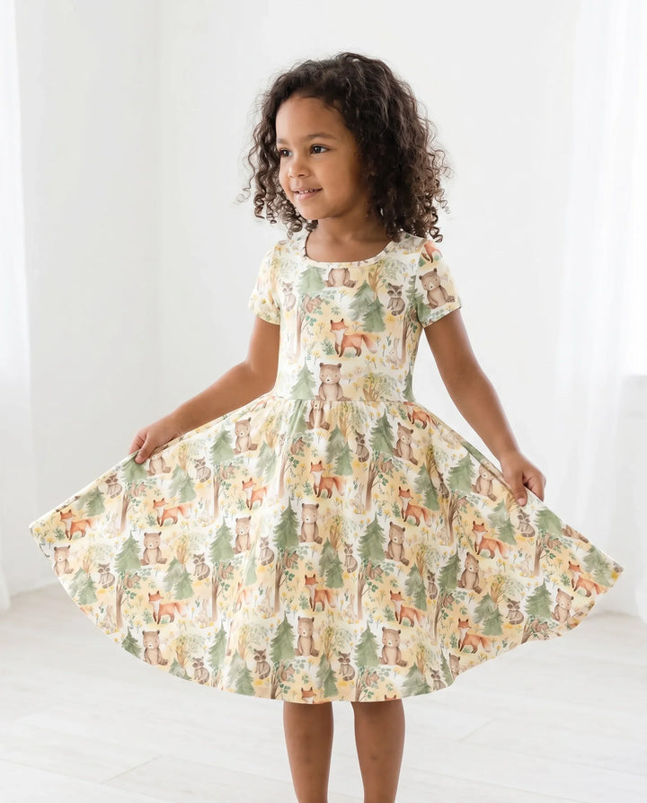 Gemütliches Wald-Freunde-Bambus-Drehkleid