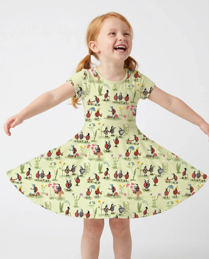 Verspieltes Marienkäfer-Gartenleben Bambus-Twirl-Kleid