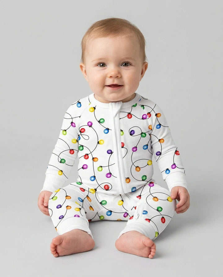 Babys erster Weihnachtslichter-Schlafanzug – Bunt &amp; Gemütlich